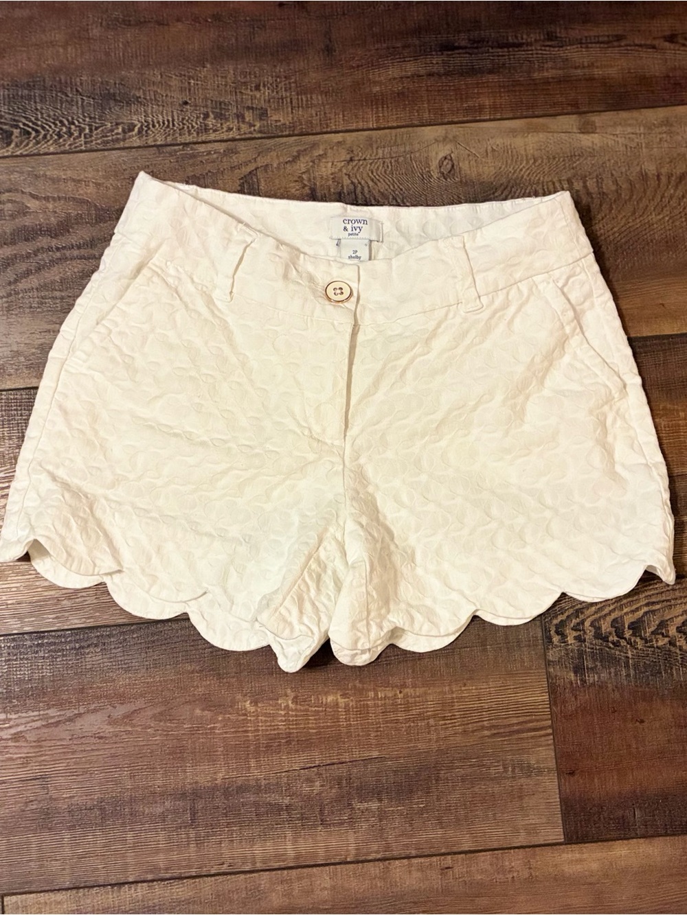 Crown & Ivy White "Shelby" Scalloped Quilted Shorts, 2 Petite